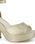 Vista a detalle de zapatilla oro para mujer con pulsera