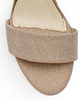 Vista de material sintético en zapatilla oro para mujer con tacón bajo 7cm y pulsera