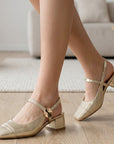 zapatillas oro con pulsera y tacón cuadrado de mujer