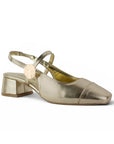 vista diagonal de zapatillas oro para mujer con pulsera y tacón cuadrado