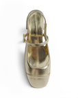 vista superior de zapatillas oro para mujer con pulsera