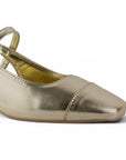 vista del detalle sintetico en zapatillas oro de mujer