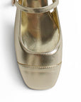 vista del detalle de la pulsera en las zapatillas oro de mujer