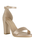 Vista diagonal de zapatilla oro rosado con tacón tipo bloque de 10cm y pulsera para mujer