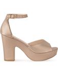 Vista lateral de zapatilla para mujer en color oro rosado con pulsera y tacón ancho de 10cm