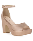 Vista diagonal de zapatilla para mujer con pulsera y tacón ancho en color oro rosado