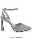 Vista lateral de zapatilla plata con pulsera y tacón medio de 10cm