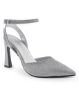 Vista diagonal de zapatilla para mujer con pulsera y tacón escultural en color plata