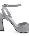 Vista trasera de tacón escultural de 10cm en zapatilla plata para mujer con pulsera