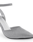 Vista a detalle de zapatilla plata puntal con pulsera y tacón escultural 10cm