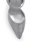 Vista de material charol en zapatilla con pulsera y tacón escultural color plata