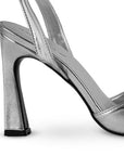 Vista trasera de tacón escultural de 10cm en zapatilla plata para mujer con pulsera