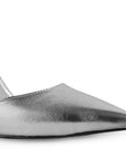Vista a detalle de zapatilla plata puntal con pulsera y tacón escultural 10cm