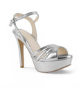 vista diagonal de zapatillas plata de dama con plataforma