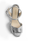 vista superior de zapatillas plata con pulsera