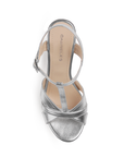 Vista superior de zapatilla plata para mujer con pulsera