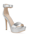 Vista diagonal de zapatilla plata con hebilla para mujer