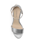 Vista superior de zapatilla color plata con tacon alto para mujer