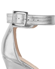 Vista de hebilla cuadrada de zapatilla para mujer color plata