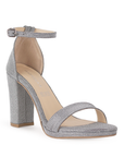 Vista diagonal de zapatilla plata en acabado brilloso con tacón tipo bloque de 10cm y pulsera para mujer