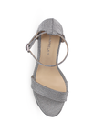 Vista superior de zapatilla con pulsera para mujer en color plata acabado brilloso
