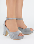 Zapatillas plata en acabado brilloso para mujer con pulsera y tacón ancho de 10cm