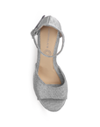Vista superior de zapatilla plata brilloso para mujer con pulsera