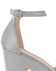 Vista a detalle de zapatilla plata para mujer con pulsera