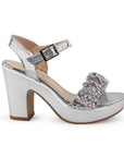 Vista lateral de zapatilla plata para mujer con pulsera y tacón 10cm
