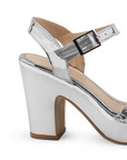 Vista trasera de tacón ancho de 10cm en zapatilla color plata para mujer con pulsera