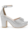 Vista lateral de zapatilla para mujer en color plata con pulsera y tacón ancho de 10cm