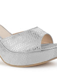 Vista a detalle de zapatilla plata para mujer con pulsera y tacón ancho 10cm