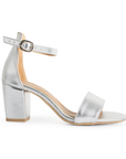 Vista lateral de zapatilla plata para mujer con pulsera y tacón bajo