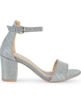 Vista lateral de zapatilla plata en acabado brilloso para mujer con pulsera y tacón bajo
