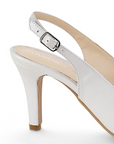 Vista trasera de zapatillas beige para mujer con tacon medio