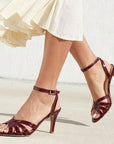 zapatillas color vino de mujer con tacon y pulsera