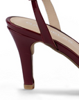 Vista trasera de zapatilla color vino para mujer con pulsera de tacon