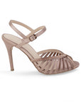Vista lateral de zapatilla color maquillaje y brillos para mujer con pulsera de tacon
