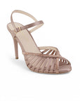 Vista diagonal de zapatilla color maquillaje con pulsera para mujer de tacon