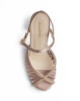 Vista superior de zapatilla color maquillaje con pulsera de tacon para mujer