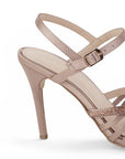 Vista trasera de zapatilla color maquillaje para mujer con pulsera de tacon delgado