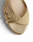 Vista del detalle de las tiras laterales en zapatilla oro de tacon para mujer