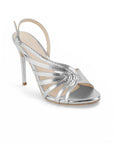 Vista diagonal de zapatillas plata con tiras para mujer de tacon