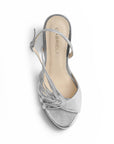 Vista superior de zapatilla plata con tiras de tacon para mujer
