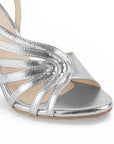 Detalle de material fresco en zapatilla plata de tacon para mujer
