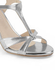 Detalle de material fresco en zapatilla plata de tacon delgado para mujer