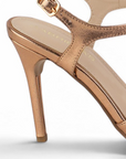 vista trasera de zapatilla oro rosado de mujer