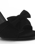detalle del material buck en la zapatilla negra con moño de mujer