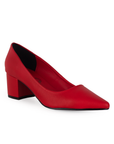 Vista diagonal de zapatilla roja para mujer tipo stiletto con tacón bajo de 5cm