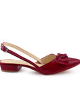 Vista lateral de zapatilla roja para mujer con moño y tacón bajo de 3cm